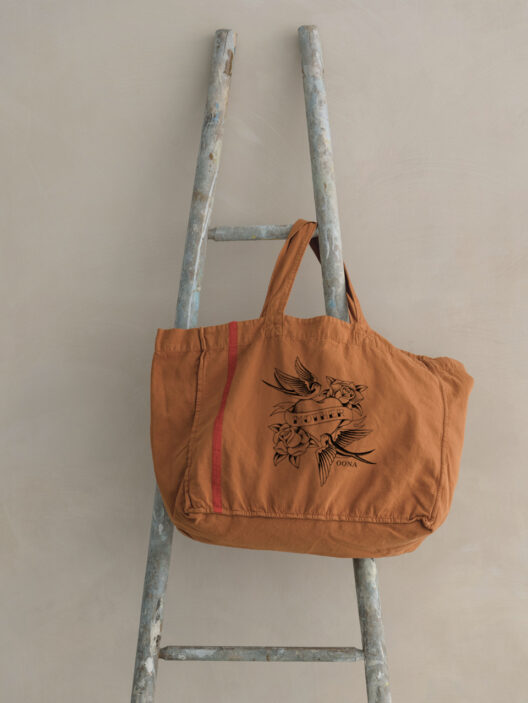Orange Tasche auf Leiter