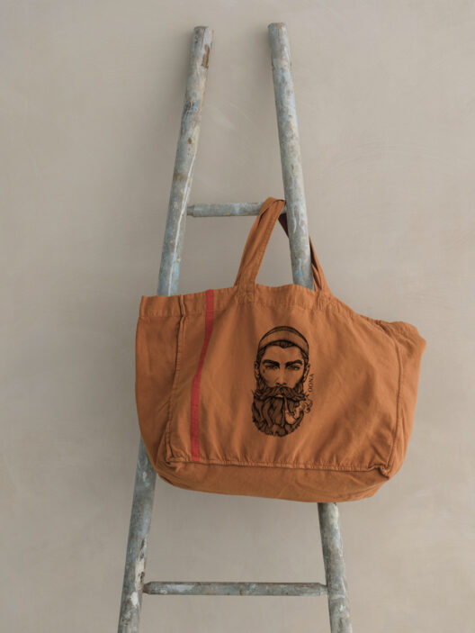 Orange Tasche auf alter Leiter