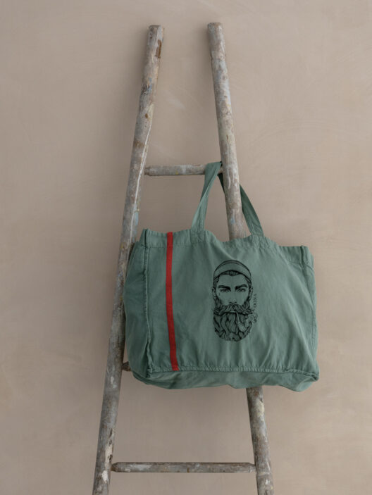 Grüne Tasche auf alter Leiter