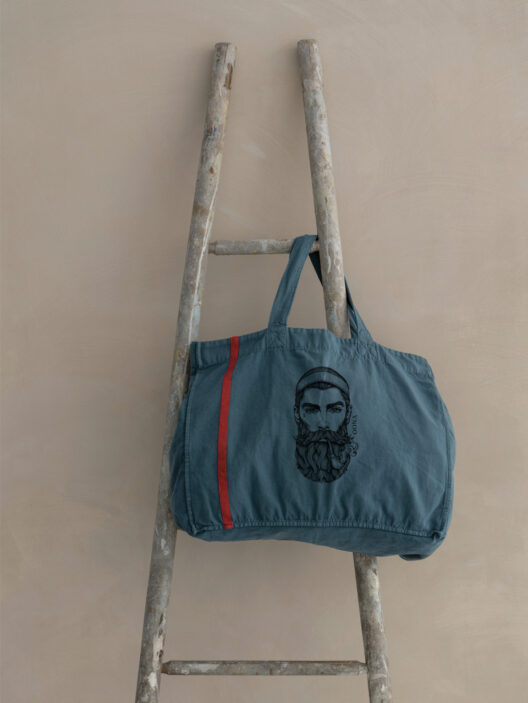Graue Tasche auf Leiter mit Porträt