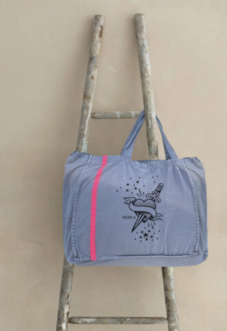 Sac bleu avec illustration cœur sur échelle.