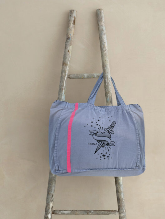 Sac bleu avec illustration cœur sur échelle.
