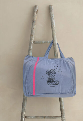 Sac violet avec illustration serpent sur échelle.