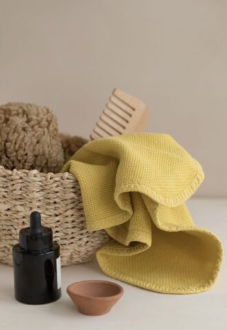 Panier spa avec serviette et accessoires.