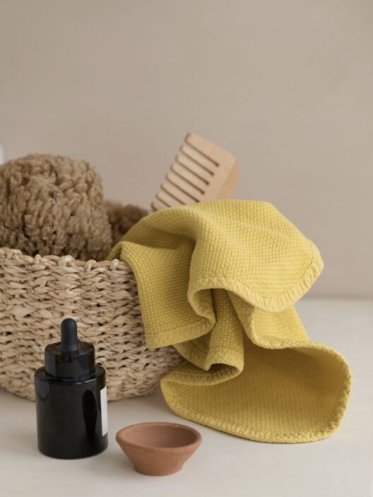 Panier spa avec serviette et accessoires.