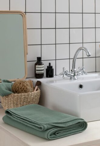 Salle de bain moderne avec miroir et accessoires.