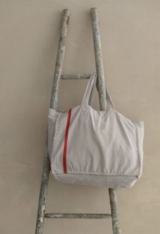 Sac blanc sur échelle en bois rustique.