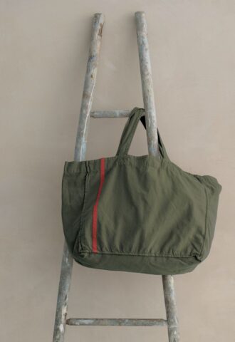 Sac vert suspendu à une échelle.