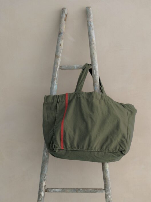 Sac vert suspendu à une échelle.