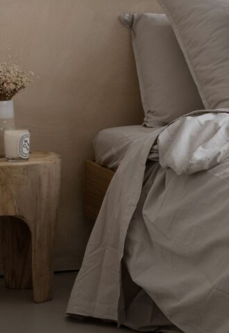 Chambre avec lit et table en bois.