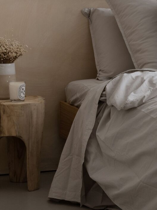 Chambre avec lit et table en bois.