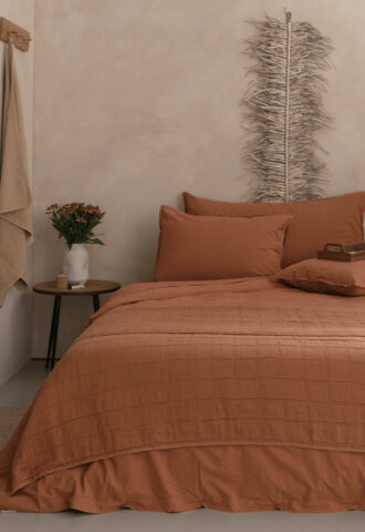 Chambre beige avec lit et décorations modernes.