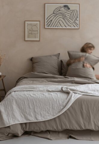 Chambre minimaliste avec lit et décorations murales.