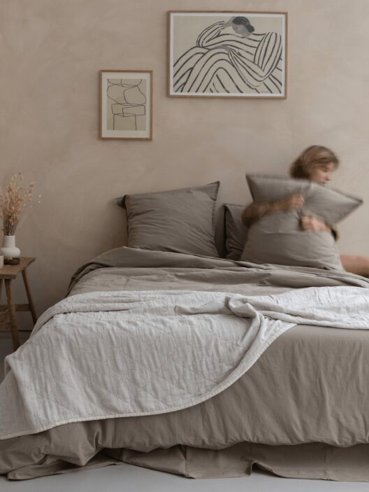 Chambre minimaliste avec lit et décorations murales.