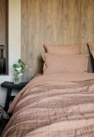 Chambre avec lit et décoration en bois.