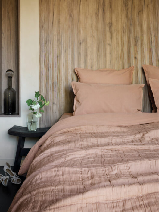 Chambre avec lit et décoration en bois.