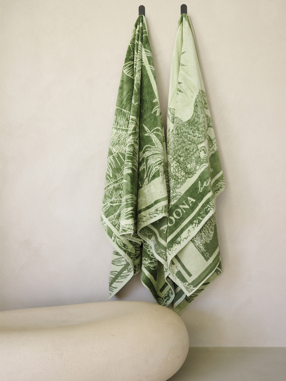 import placeholder for 28486 Deux serviettes vertes suspendues au mur.