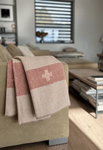 Couverture en laine sur canapé dans salon moderne