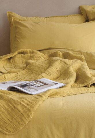 Draps jaunes avec magazine ouvert dessus.