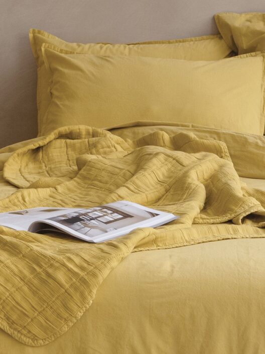 Draps jaunes avec magazine ouvert dessus.