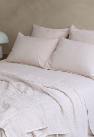 Lit avec oreillers et couverture blanche