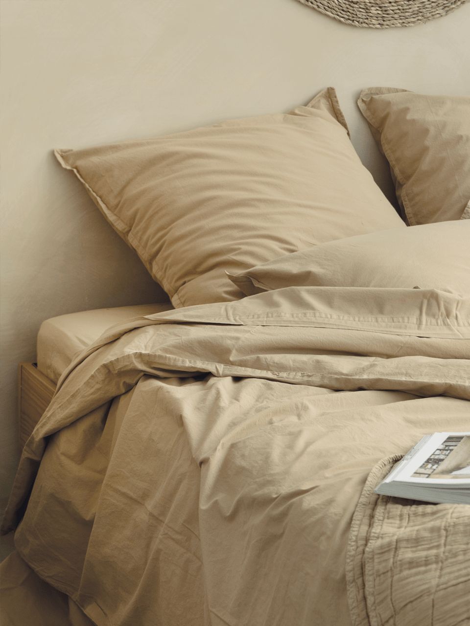 import placeholder for 28680 Lit beige avec coussins.