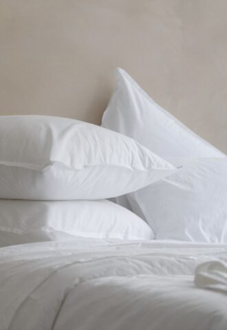 Oreillers blancs sur un lit.
