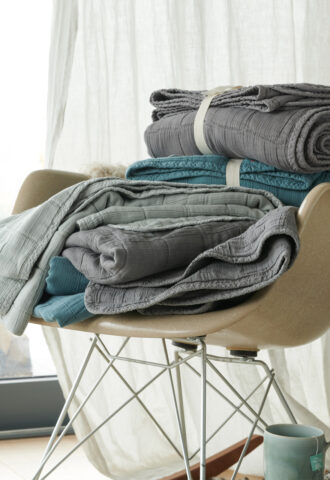 Plaids empilés sur une chaise design