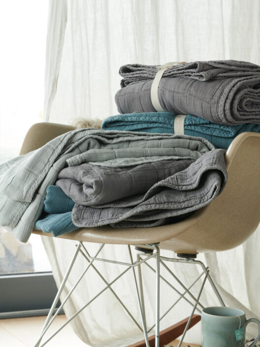 Plaids empilés sur une chaise design