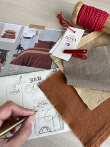 Échantillons de tissu, carnet de dessin, étiquette OONA.