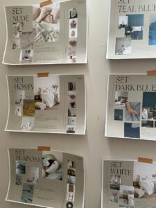 Affiches de décoration intérieure sur un mur.