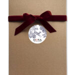 Boîte cadeau avec ruban rouge et étiquette