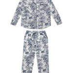 Pyjama imprimé bleu sur fond blanc.