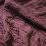 Tissu violet texturé en gros plan.