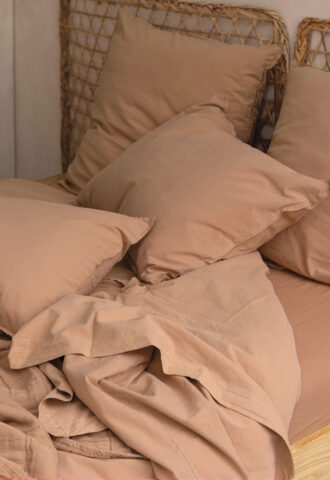 Lit avec draps beige froissés