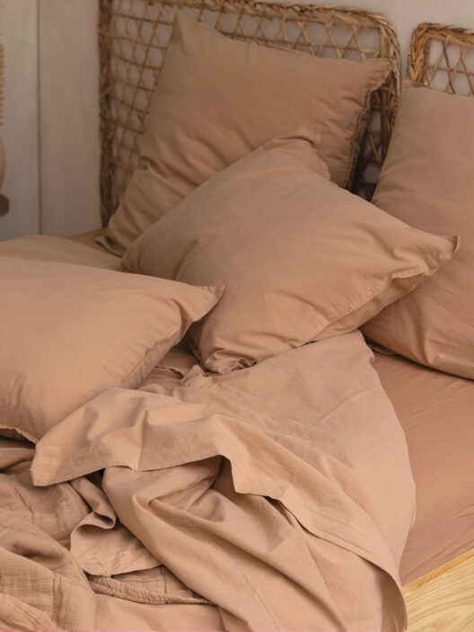 Lit avec draps beige froissés