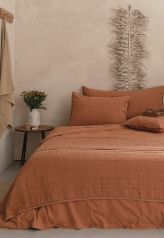 Chambre minimaliste aux tons terracotta et déco naturelle