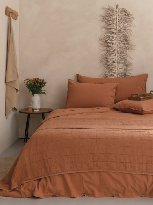 Chambre minimaliste aux tons terracotta et déco naturelle