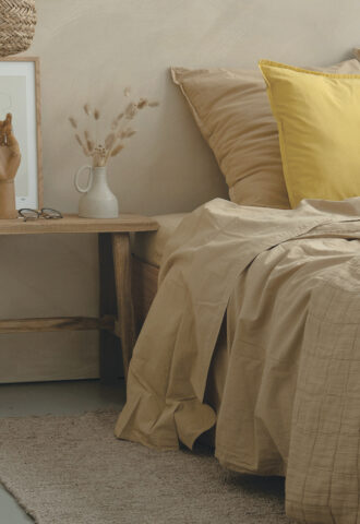 Chambre cosy avec coussins jaunes et table bois