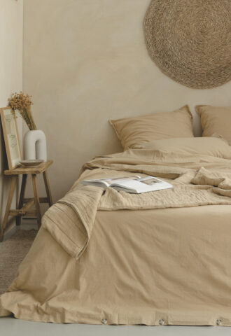 Chambre beige minimaliste avec lit et livre ouvert